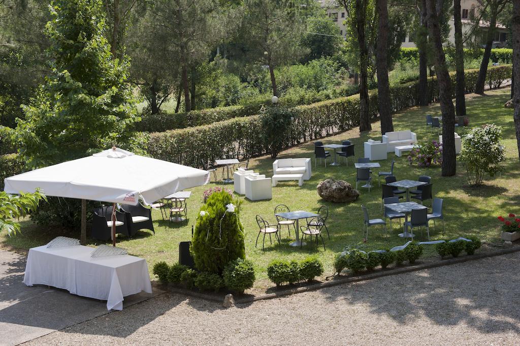 Hotel Ristorante Il Pino Chiusi Exterior foto